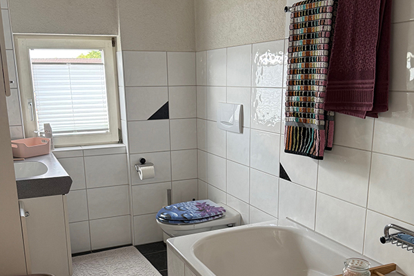 badezimmer-1-klein63CE7D39-FD93-04CB-30D2-C06482E407DE.jpg